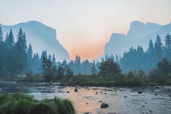 寧靜的自然風(fēng)景，山間湖泊