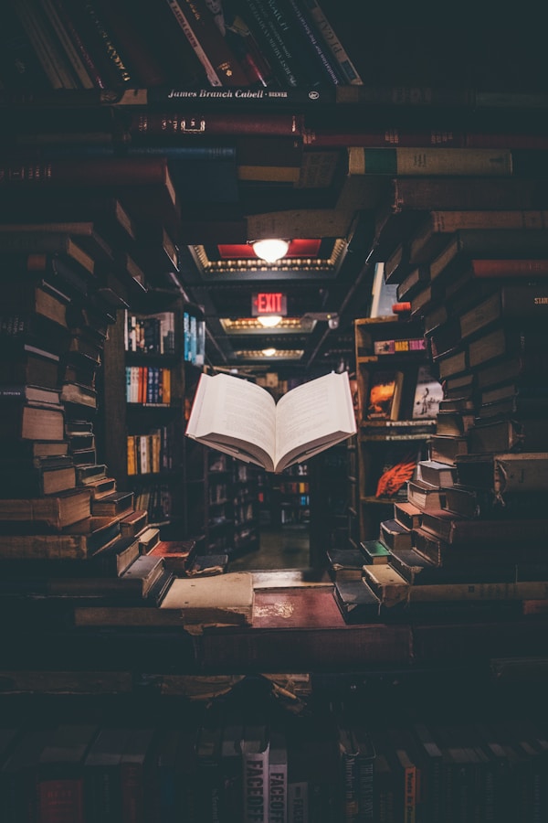 教師專注講課課堂場景